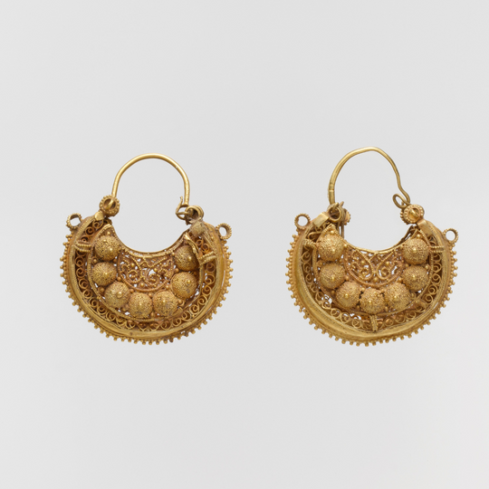 A pair of gold earrings in filigree and granulation the Fatimid period in Egypt and Greater Syria (969–1171 CE). Metropolitan Museum of Art, New York. 1979.278.2a, b.