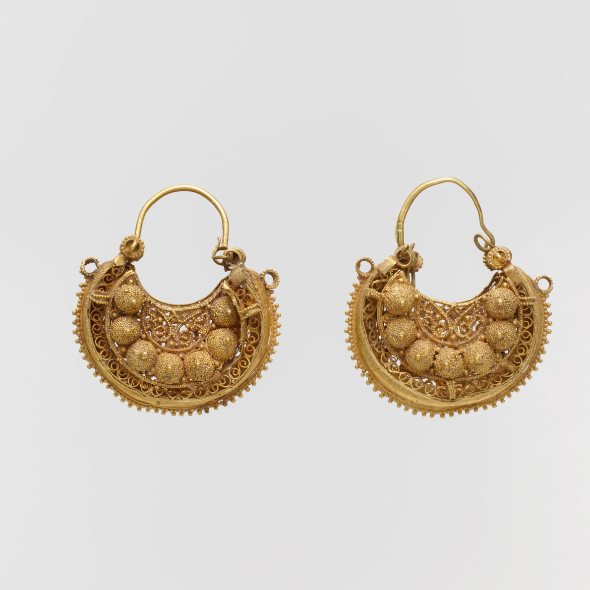 A pair of gold earrings in filigree and granulation the Fatimid period in Egypt and Greater Syria (969–1171 CE). Metropolitan Museum of Art, New York. 1979.278.2a, b.